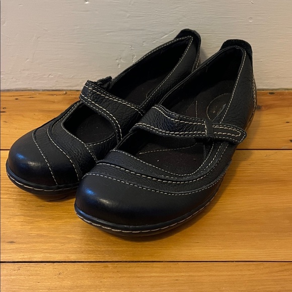 CLARKS Ashland Avenue Mary Jane Flats Shoes Black Leather Round Toe Velcro EUC - Picture 2 of 8